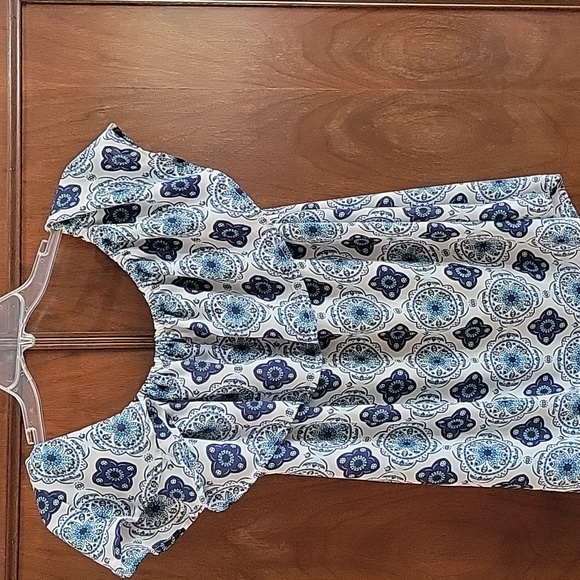 Ladies blue/white sleeveless ruffle blouse, XL. - Picture 4 of 7